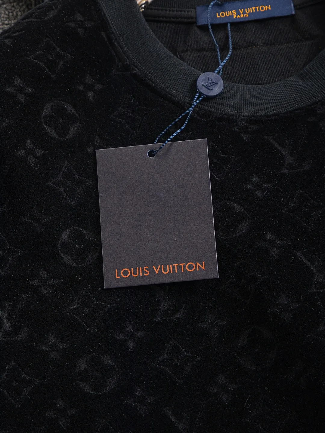 🅿️200 Louis Vuitton 1V slightly wide version S-Xl 25ss new product counter model will always be invincible, classic style, permanent boutique, timeless classic style, LV jacquard all-over printed towel sweater with logo🪡 embroidery pattern, short-sleeved T-shirt, cotton blended terry jersey fabric, original development. This comes from the 2025 beachwear limited series, the full logo jacquard towel highlights the classic Obliaue flower, with S-shaped round neck and topstitching, unique style, decorated with oblique jacquard all over, ribbed round neck with V-shaped topstitching, customized accessories, and the whole body is customized and developed according to the Y board... Complete with three labels, it can control various styles, paying tribute to LV Louis Vuitton's historic year! Coupled with the blessing of full-flower cotton material, both the comfort of the upper body is unparalleled. It can be said to be a must-have companion in summer. The excellent breathability and comfortable wearing feeling are unparalleled ~ recommended! ! Same style for men and women! Color: Black White Size: S-XL Size chart: S: Shoulder width 55-Bust 56-Length 71.5 M: Shoulder width 56.5-Bust 58-Length 73 L: Shoulder width 58-Bust 60-Length 74.5 XL: Shoulder width 59.5-Bust 62-Length 76